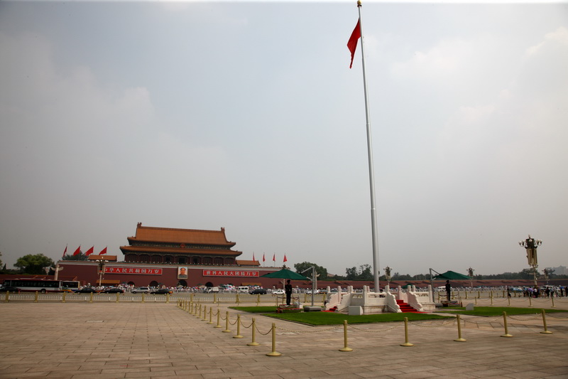 Национальный флаг над площадью Тяньаньмэнь.JPG